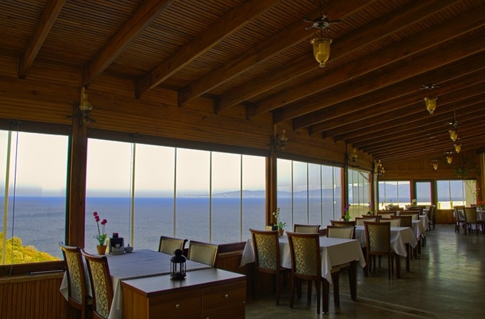 Ahşap tavanlı, deniz manzaralı yemek salonu